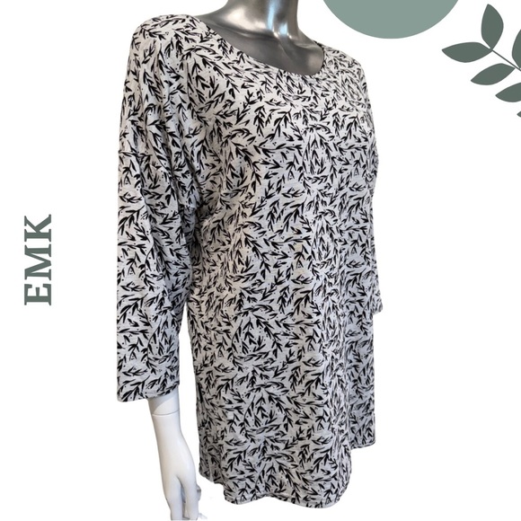EMK Medium Graphic Leaf Pattern Top | Ursula 3/4 Sleeve Tee | Grey Black - Picture 3 of 7